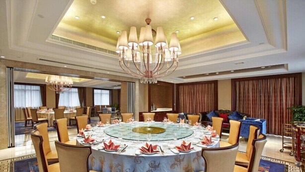 A formal dining room with a round table, chairs, and a chandelier. - Ningbo Sunny Hotel (Ningbo)
