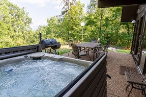 Outdoor dining - Lazy Bear Cabin w/ Breathtaking Views! (Sevierville)