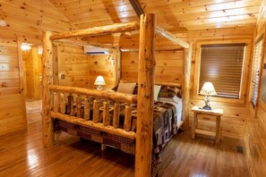 5 bedrooms, desk, iron/ironing board, travel cot - Lazy Bear Cabin w/ Breathtaking Views! (Sevierville)