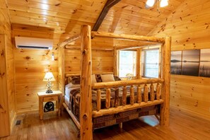 5 slaapkamers, een bureau, een strijkplank/strijkijzer, reisbedje