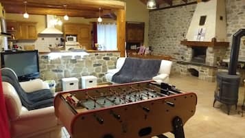 TV connectée, cheminée, lecteur de DVD, baby-foot