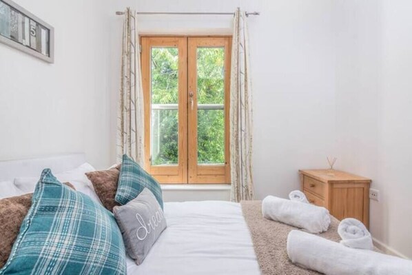 2 bedrooms, desk, iron/ironing board, free WiFi