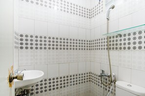 Bathroom - OYO 3029 Diamond Cisitu Residence Syariah (Bandung)