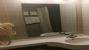 Ein Badezimmer mit Waschbecken, Spiegel und Telefon.