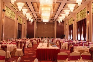 A banquet hall with round tables, chairs, and a red carpet. - Dongdu Narada Grand Hotel (Yixing)