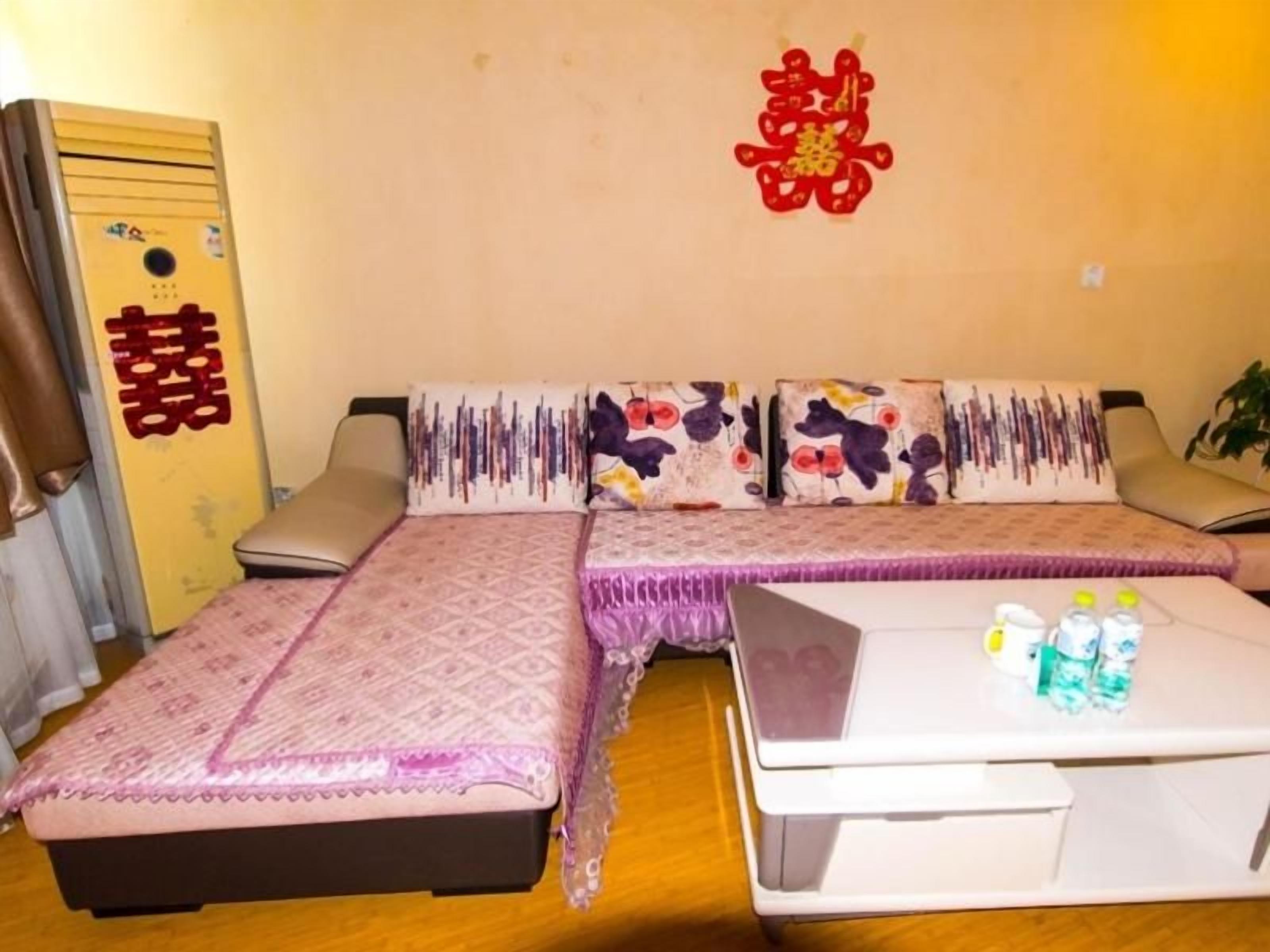 Una habitación con cama, escritorio y armario.