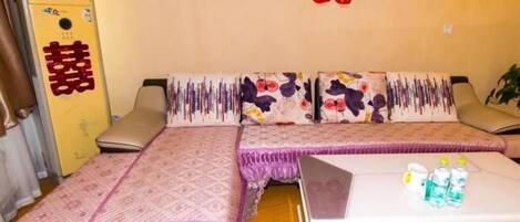 Una habitación con cama, escritorio y armario.