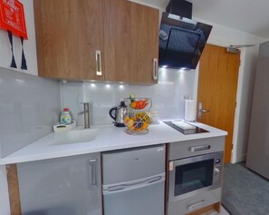 Fridge, microwave, oven, stovetop - Victoria House - Queen Studio by CovStays (Coventry)