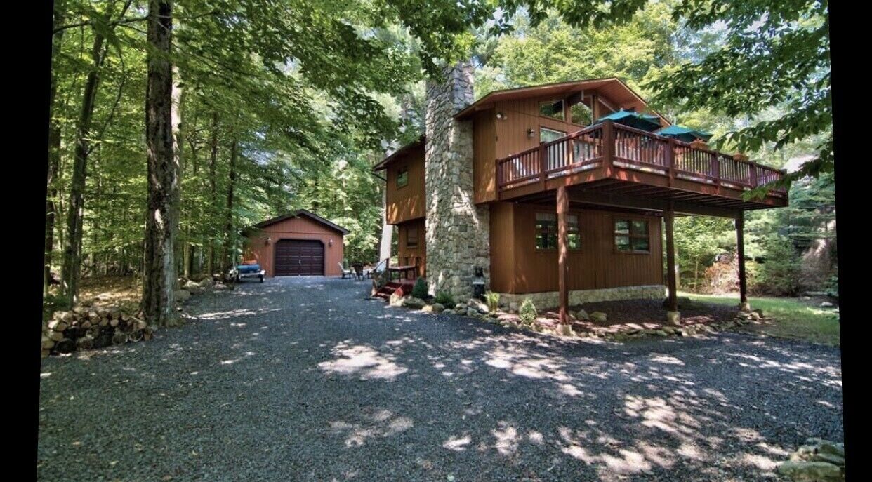 Two Pines Camp - Raised Chalet in Lake Naomi