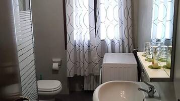 Badewanne, Haartrockner, Bidet, Handtücher