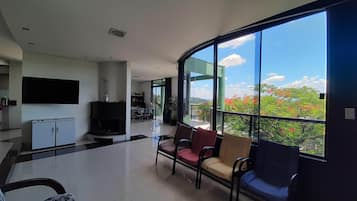 Una Smart TV, una chimenea, una mesa de tenis de mesa, una oficina