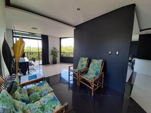 Smart-TV, peis, bordtennis og kontorer