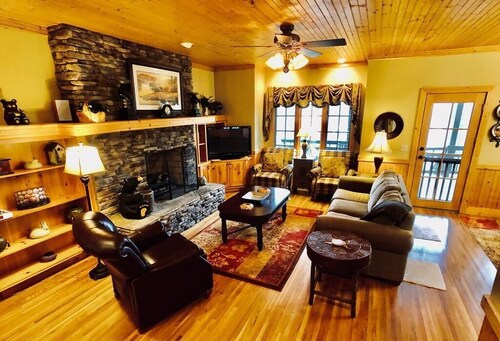 Mountain walk-in level condo!