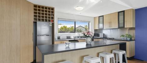 Kühlschrank, Mikrowelle, Herdplatte, Geschirrspüler