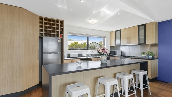 Fridge, microwave, stovetop, dishwasher