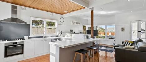 Refrigerador, microondas, lavavajillas, utensilios de cocina