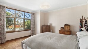 3 bedrooms, iron/ironing board, bed sheets