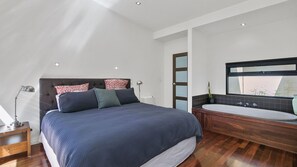 5 slaapkamers, een strijkplank/strijkijzer, reisbedje, wifi