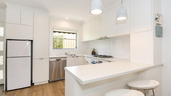 Fridge, oven, dishwasher, cookware/dishes/utensils