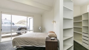 3 slaapkamers, een strijkplank/strijkijzer, beddengoed