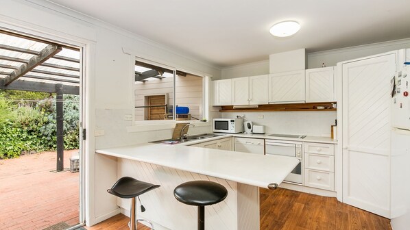 Een koelkast, een microgolfoven, een oven, een vaatwasser