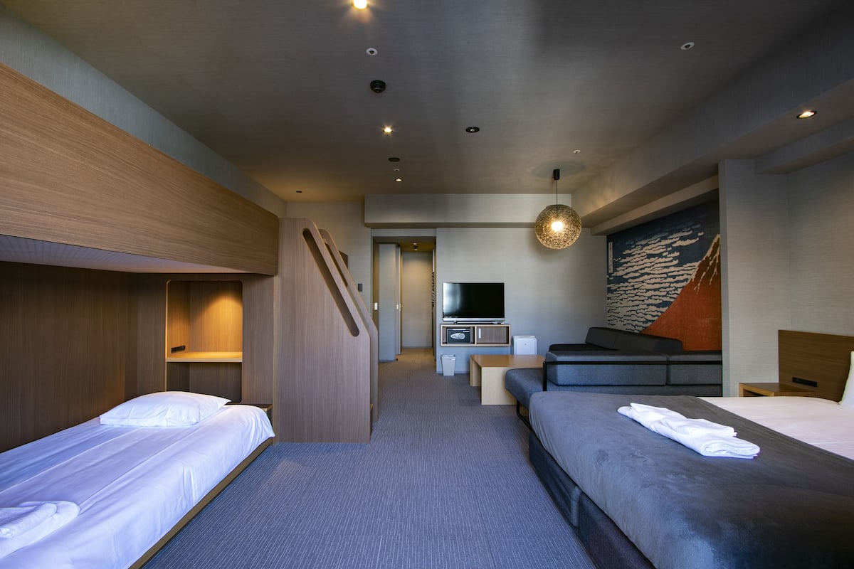 Deluxe kamer | Een kluis op de kamer, verduisterende gordijnen, beddengoed