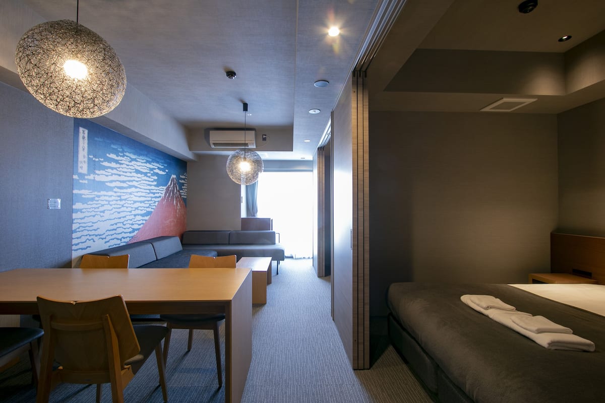 Grand kamer | Een kluis op de kamer, verduisterende gordijnen, beddengoed