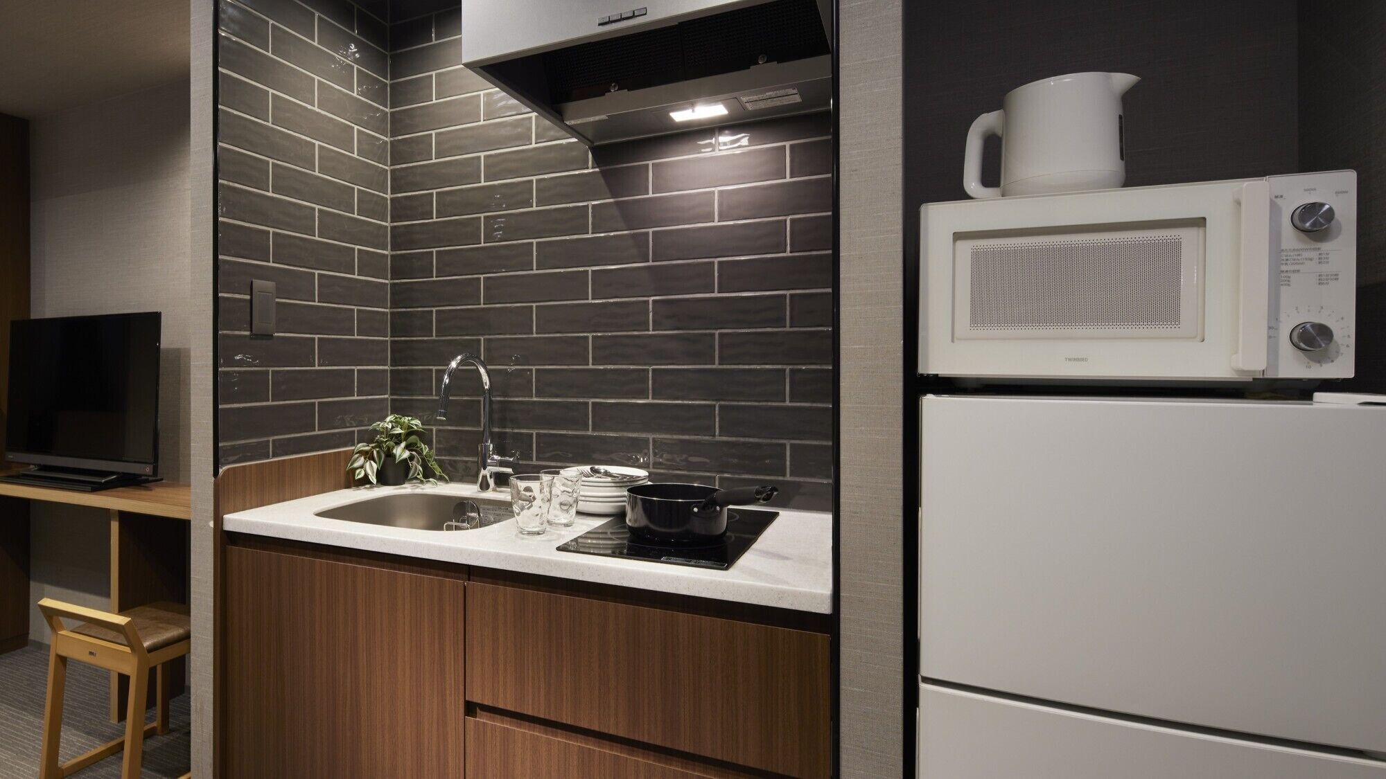 Refrigerador con freezer, microondas, placa de cocina