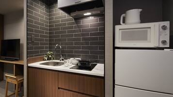 Standard Twin Room | Private kitchen | Full-sized fridge, microwave, stovetop, cookware/dishes/utensils