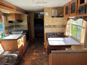 Jääkaappi, mikroaaltouuni, liesi, kahvin-/teenkeitin