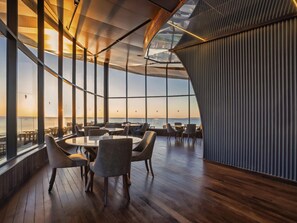 14 bares/lounges, 2 bares ao lado da piscina, bar na praia