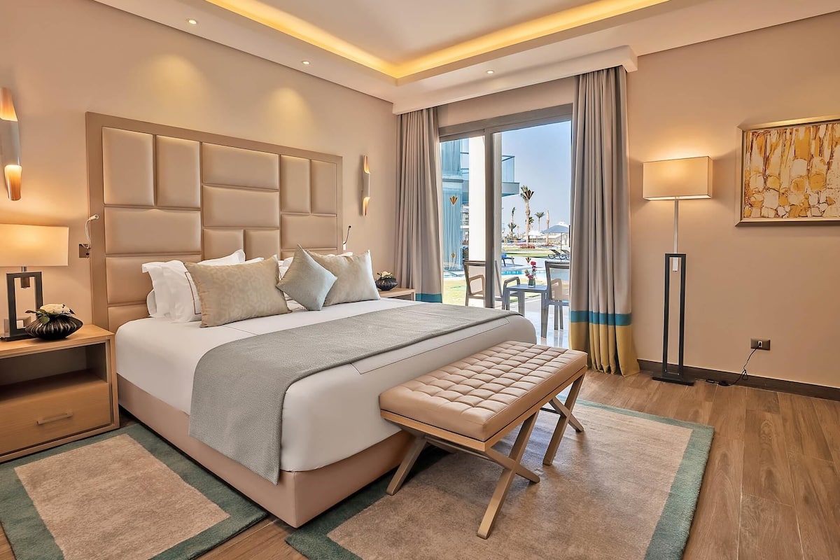 Lagoon Swim-up Suite