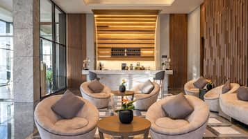 14 bars/lounges, 2 poolbars, een strandbar