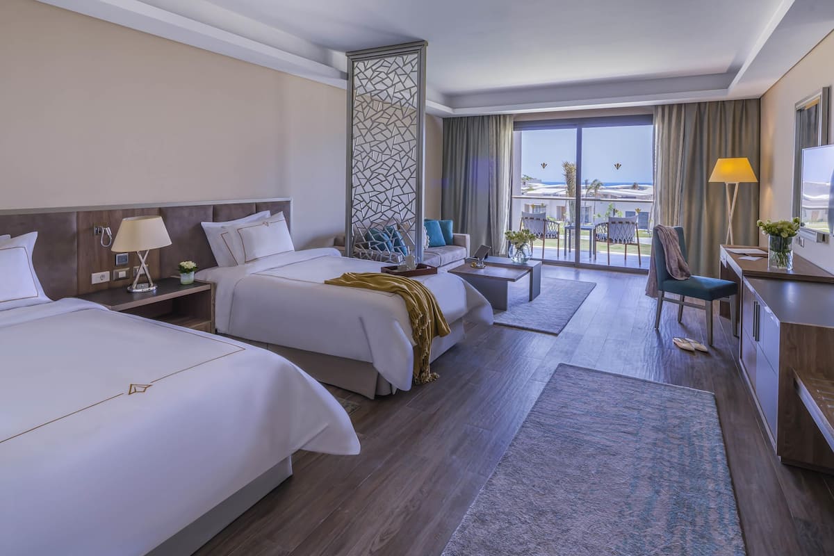 Suíte, 2 camas de solteiro, vista para o mar | 1 quarto, frigobar (abastecido com itens grátis), cofres nos quartos