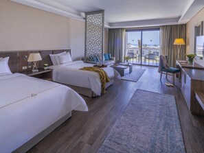 Suite Twin beds with Sea View | 1 soverom, minibar (inkludert), safe på rommet og skrivebord