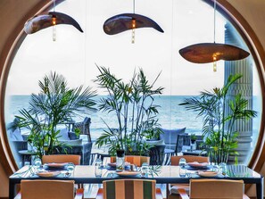 8 間餐廳；供應早餐、午餐、晚餐；海鮮