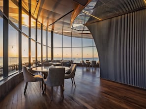 14 bares o lounges, 2 bares junto a la alberca, bar en la playa 