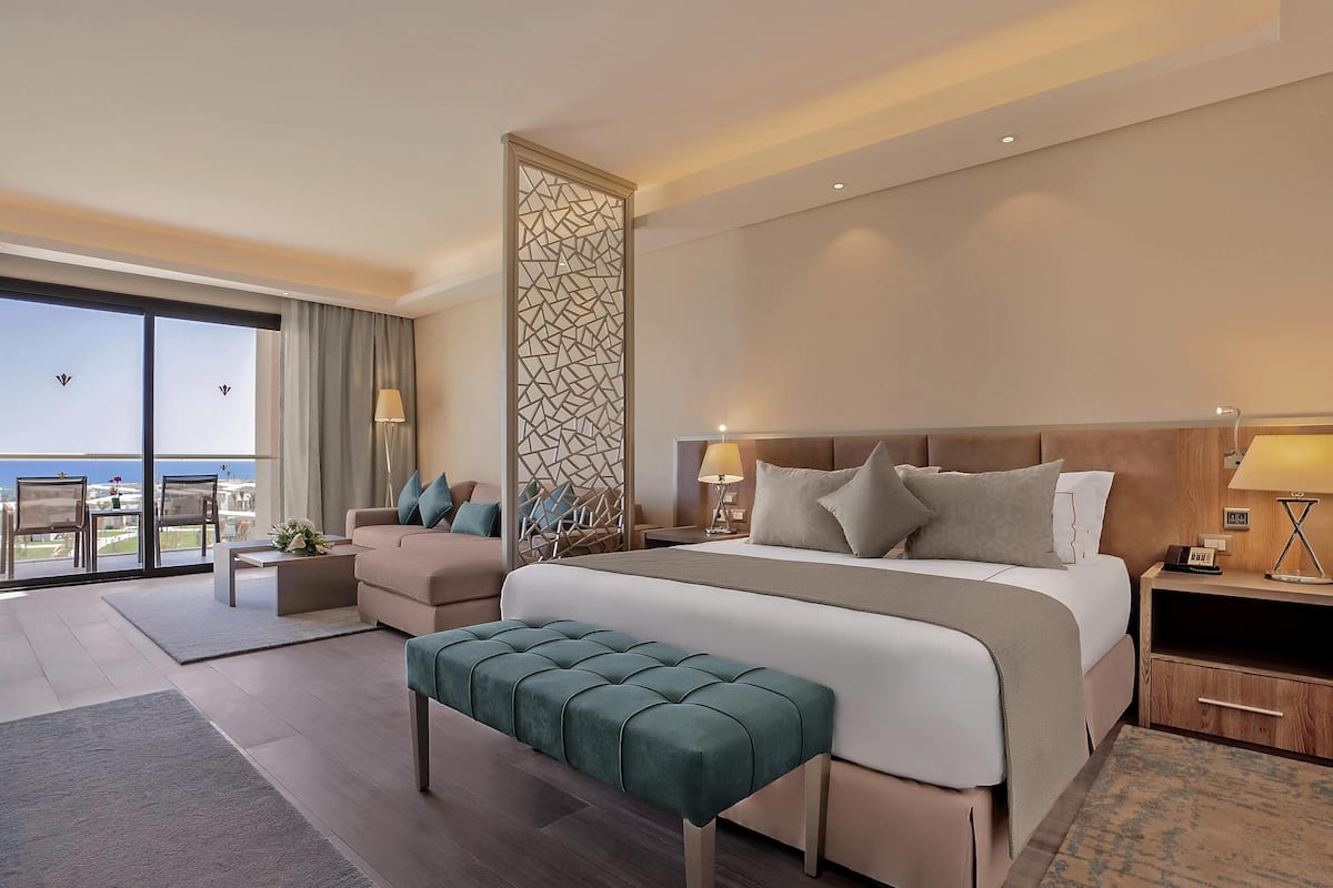 Suite King Bed with Sea view | 1 makuuhuone, ilmaiset minibaarituotteet, tallelokero huoneessa
