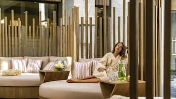 Un sauna, una bañera de hidromasaje, baño turco, baño turco/hammam