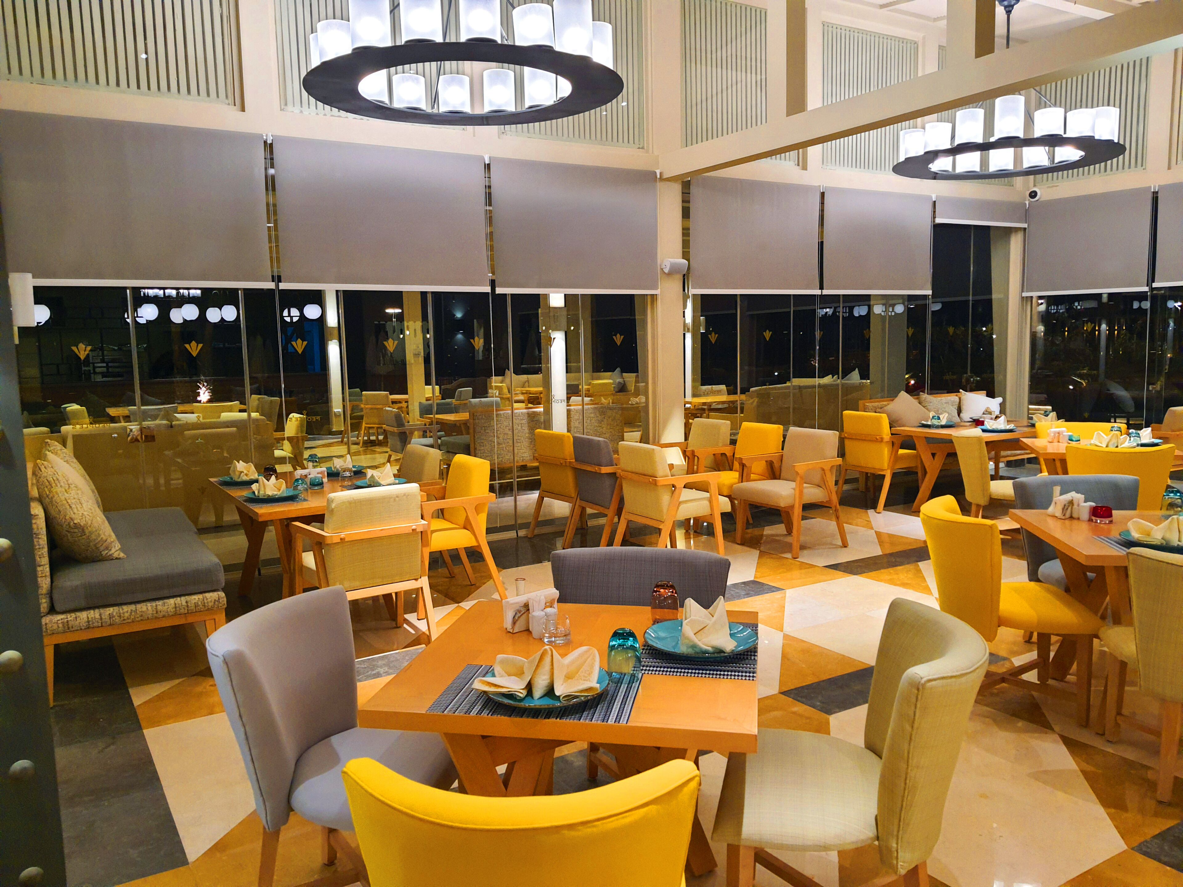 8 restaurants, breakfast, lunch, dinner served; seafood