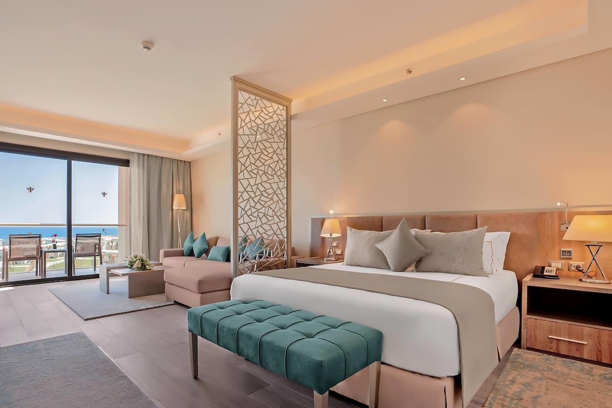 Suite, 1 King Bed with Sofa bed, Sea View