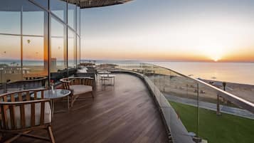 14 bars/lounges, 2 poolbars, een strandbar