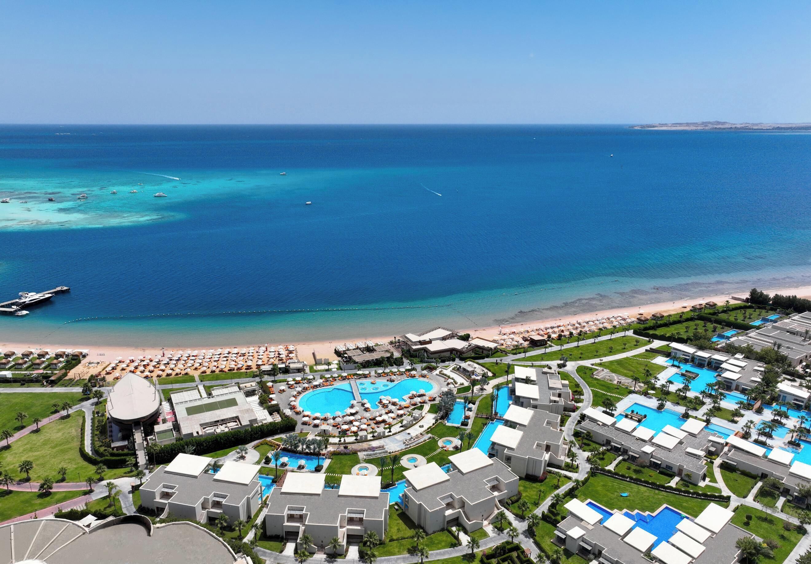Playa privada, camas de playa, sombrillas, toallas de playa