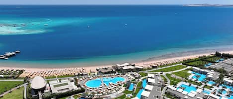 Playa privada, camas de playa, sombrillas, toallas de playa
