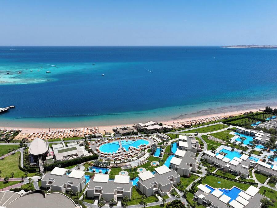 Plage privée, cabines (en supplément), parasols, serviettes de plage