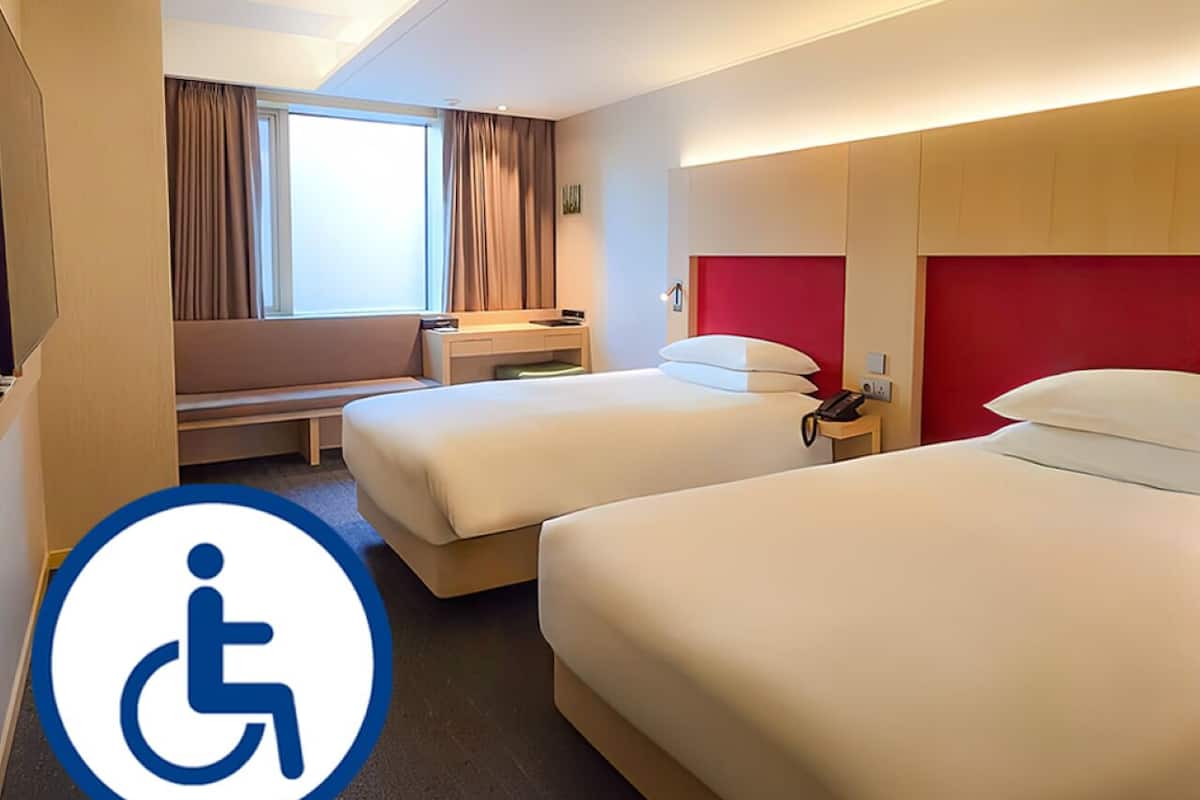 Habitación estándar con 1 cama matrimonial o 2 individuales (Double/Twin Subject to Availability) | Caja de seguridad en la habitación y escritorio