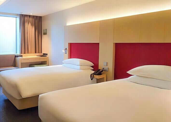 Kahden hengen standard-huone (yksi tai kaksi sänkyä) (Double/Twin Subject to Availability) | Tallelokero huoneessa, työpöytä