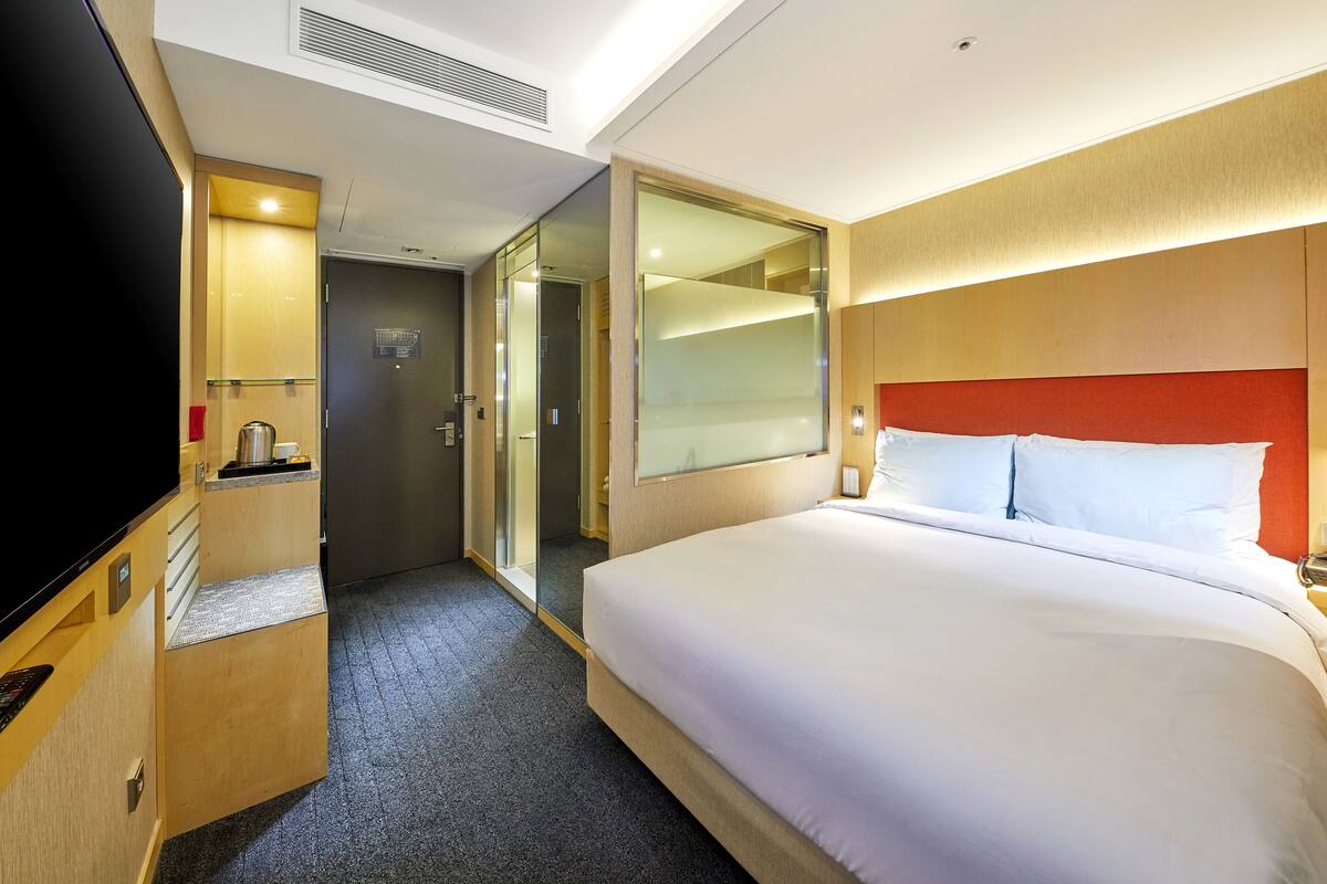 Standard Double Room | In-room safe, desk, laptop workspace, blackout drapes