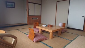 Traditionellt rum (Japanese Style, For 4 Guests) | Värdeförvaringsskåp på rummet och skrivbord