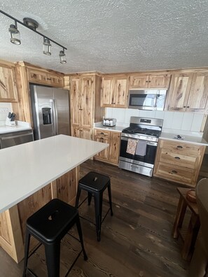 Refrigerador, microondas, horno y parrilla de estufa 